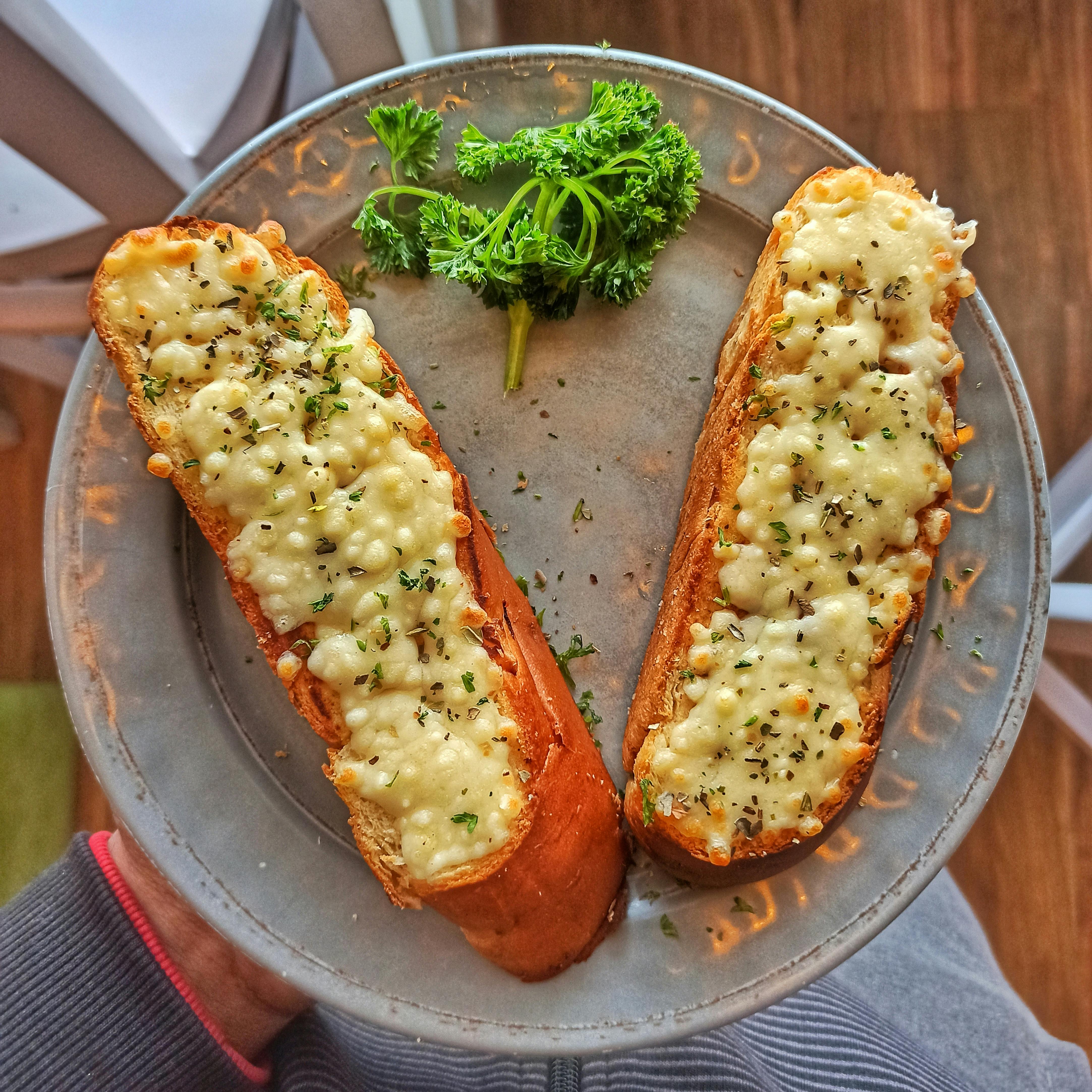 GARLIC BREAD WITH CHEESE